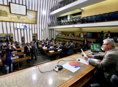 Coronel viaja para Brasília e votação de projetos fica para terça-feira