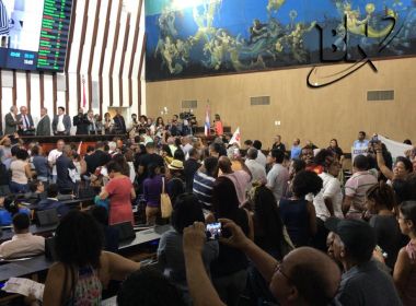 Servidores invadem plenário da AL-BA e pedem que pauta seja suspensa