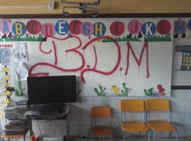Criminosos invadem escola em Periperi, roubam equipamentos e picham nome de facção