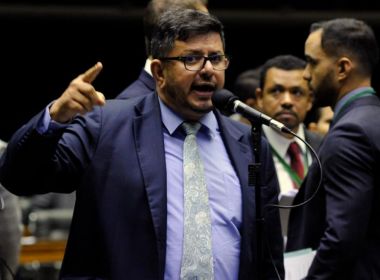 Candidato à presidência da Câmara desembarca em Salvador e oferece almoço para deputados