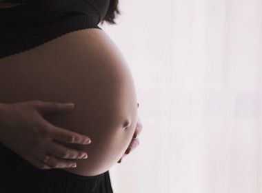 Senado aprova texto que altera CLT e protege grávidas em atividade insalubre