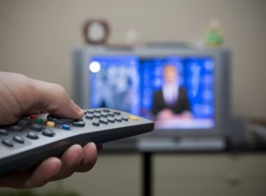 Brasileiros têm deixado TV a cabo para ver filme na internet, aponta IBGE