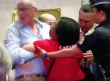 Suplicy enfrenta guardas para proteger servidora em votação na Câmara em SP