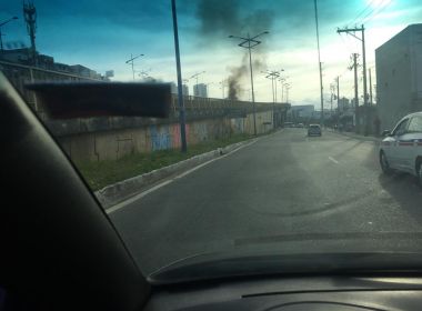 Carro pega fogo na 'Ladeira do Cabula' em Salvador