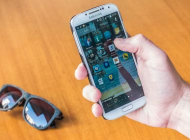 Empresa oferece R$ 350 mil para quem passar um ano sem usar smartphone