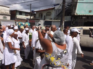 Cortejo leva corpo de Mãe Stella de Oxóssi para cemitério em Salvador
