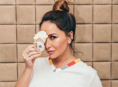 Sabrina Sato posa com filha nos braços e ex-BBB e modelo comentam postagem