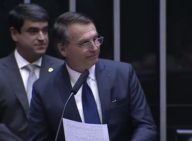Ao tomar posse como presidente, Bolsonaro fala em reerguer o país e combater ideologias