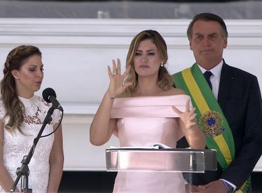 Michelle Bolsonaro quebra protocolo ao fazer discurso em Libras durante posse presidencial