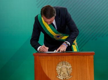 Bolsonaro assina decreto que fixa salário mínimo em R$ 998 em 2019