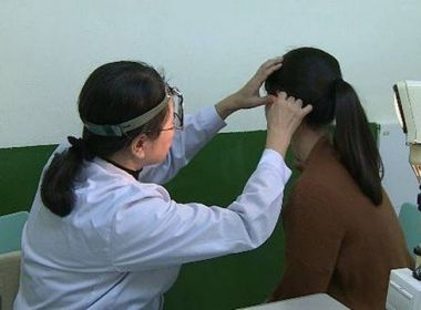 Mulher chinesa sofre com condição rara e não consegue ouvir voz de homens