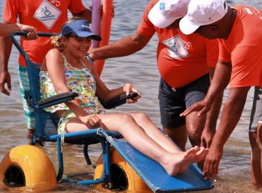 Cadeiras com rodas plásticas permitem banho de mar para pessoas com mobilidade reduzida