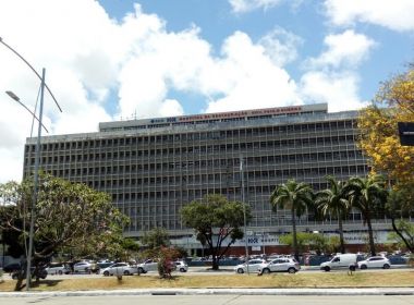 Após tiro na cabeça, mulher denuncia marido ao escrever nome com sangue em maca