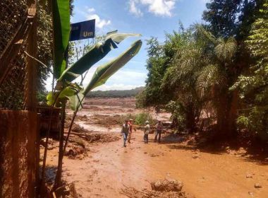 Rompimento de barragem em Brumadinho deixa ao menos duas pessoas feridas