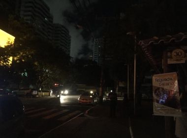 Apagão atinge Itaigara na noite deste sábado