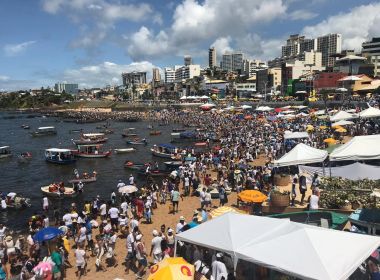 Multidão se forma no Rio Vermelho para entrega de oferendas a Iemanjá