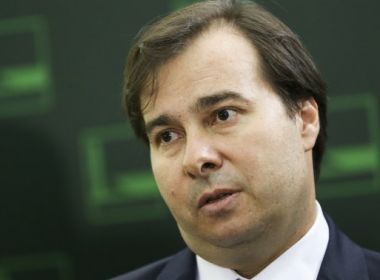 Na avaliação de Rodrigo Maia, Bolsonaro usa filho para induzir saída de Bebianno