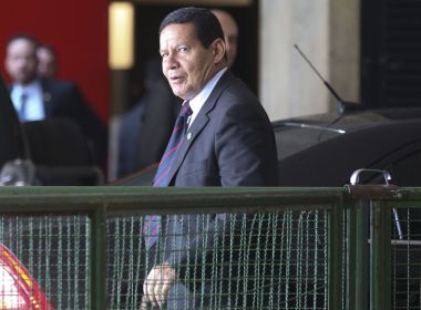 'Se o presidente quisesse Carlos no Palácio do Planalto, teria nomeado ele lá', dispara Mourão