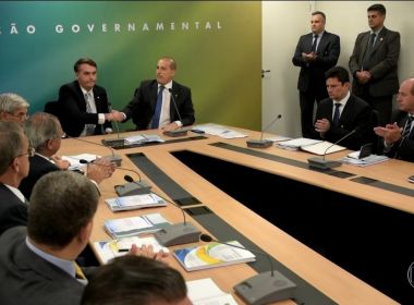 Clima de desconfiança faz militares deixarem celulares de fora em reuniões do governo