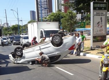 Veículo capota e deixa trânsito lento na Avenida Vasco da Gama