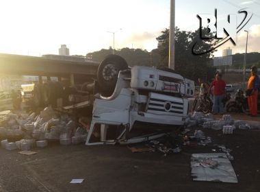 Caminhão com carga de vodka tomba na Av. Luís Eduardo Magalhães; dois ficam feridos