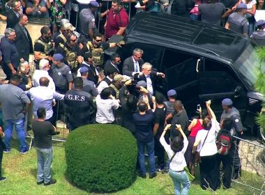 Lula deixa velório do neto em cemitério de São Bernardo