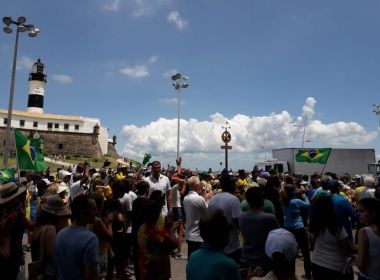 Manifestantes fazem ato em defesa da Lava Jato na Barra