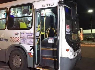 Simões Filho: Quatro pessoas são baleadas após passageiro reagir a assalto em ônibus