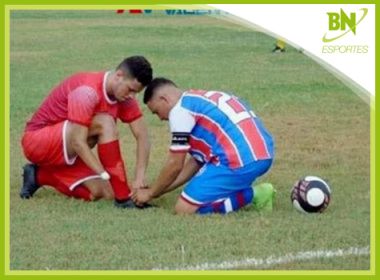 Destaque em Esportes: Adversário ajuda jogador que não tem mão a amarrar chuteira