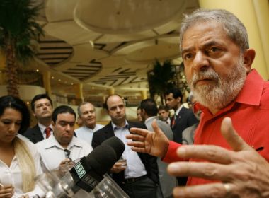 Preso há um ano, Lula diz que sua libertação é parte da retomada da democracia no Brasil