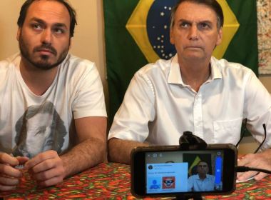 Presidente diz que Carlos Bolsonaro deveria ser ministro: 'Ele que me botou aqui'