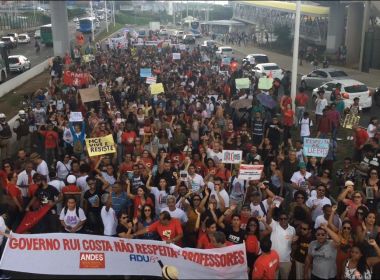 Em greve, professores universitários protestam e pedem que Rui Costa 'dialogue'