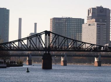 Peritos detonam bomba da 2ª Guerra Mundial em Frankfurt na Alemanha