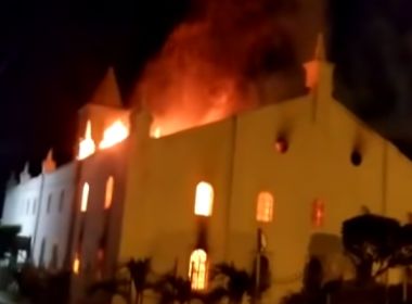 Igreja Matriz de Monte Santo sofre incêndio na madrugada deste sábado; veja vídeo