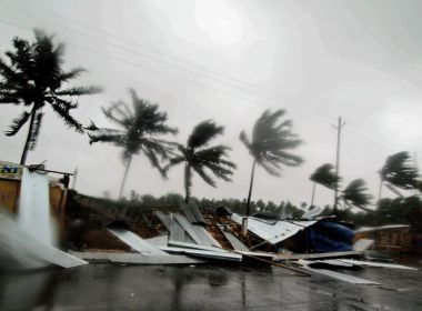 Ciclone atinge a Índia e obriga deslocamento de mais de 1 milhão de pessoas para abrigos