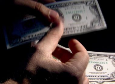 Dólar chega a valor máximo no ano e atinge R$ 4,04