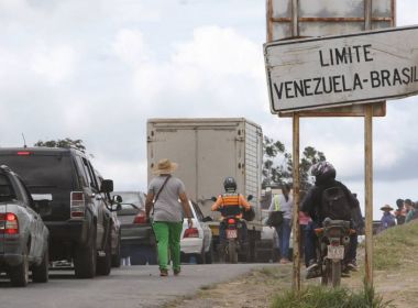 Venezuelanos compram até gasolina no Brasil após reabertura de fronteira