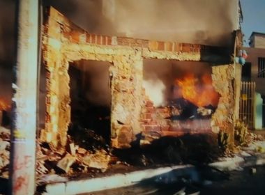 Borracharia pega fogo na Estrada Velha de Paripe