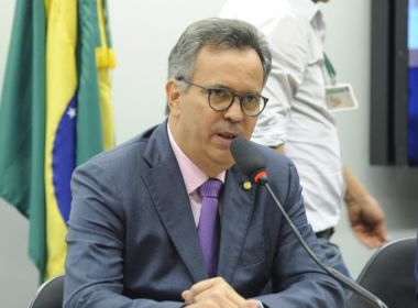 Bolsonaro aprova lei de Félix Mendonça que 'criminaliza' fake news com penas menos duras