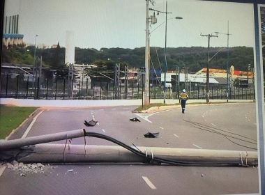 Poste cai em frente a entrada do viaduto Nelson Dahia após ser atingido por carro