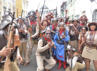 'Cangaceiros' de Lauro de Freitas lembram luta do interior no Dois de Julho