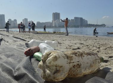 Plástico e resto de cigarro representam mais de 90% dos resíduos vistos no mar brasileiro