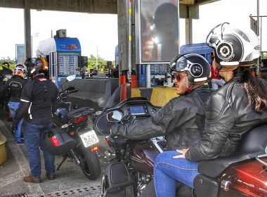 Motociclistas protestam por guichês exclusivos para motos em pedágios baianos