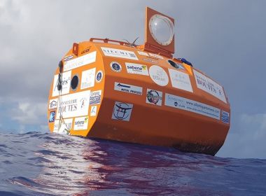 Francês de 72 anos atravessa o Atlântico em um tonel levado por correntes e ventos