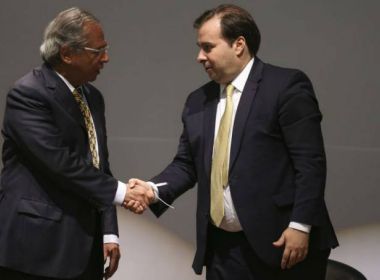 Auxiliares do presidente atuam para reaproximar Maia e Guedes, diz coluna