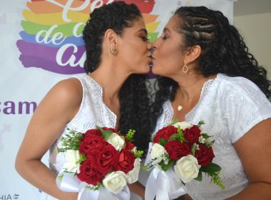 Doze casais LGBT formalizam união estável em cerimônia coletiva na Ufba