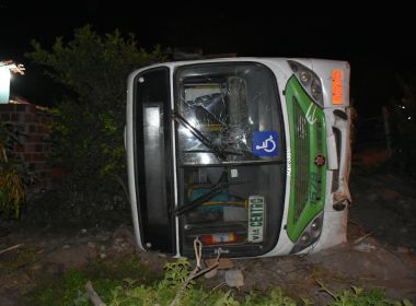 Ônibus despenca de barranco com 5 passageiros em Vitória da Conquista