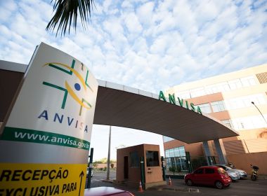 Bolsonaro critica prazo para Anvisa liberar registros: 'Procurando criar dificuldade'