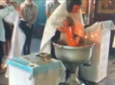 Padre russo faz batismo violento e mÃ£e tenta impedir; Veja o vÃ­deo