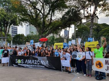 Manifestantes fazem ato em defesa da Amazônia no Centro de Salvador